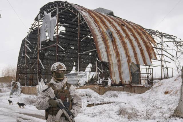 当地时间2022年2月9日，乌克兰顿涅茨克地区，乌克兰士兵在前线阵地站岗巡逻。人民视觉图
