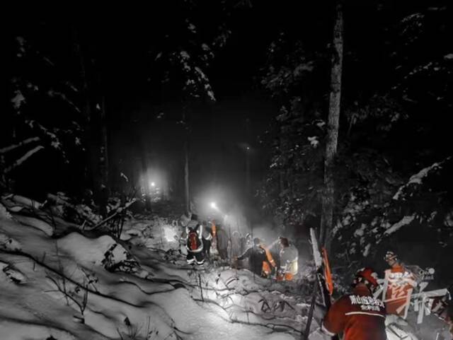 萧山9人爬山赏雪被困，最小的孩子只有3岁，当地出动200余人深夜救出