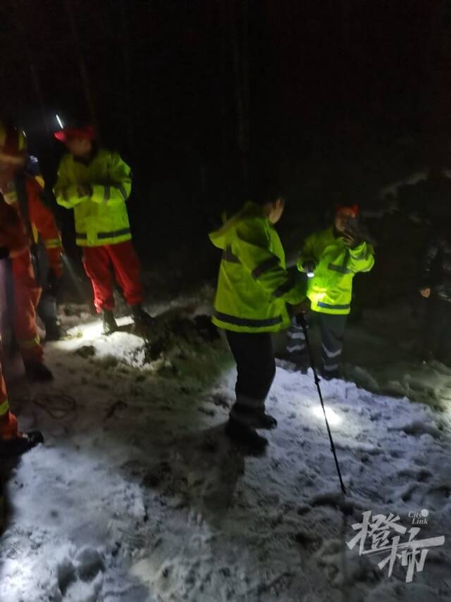 萧山9人爬山赏雪被困，最小的孩子只有3岁，当地出动200余人深夜救出