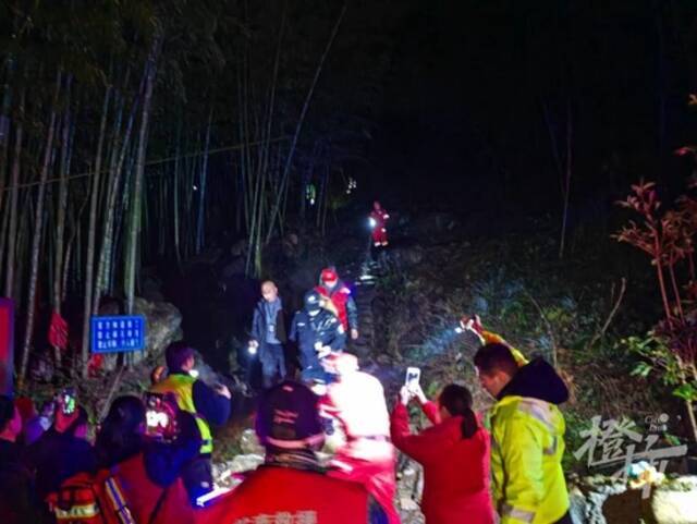 萧山9人爬山赏雪被困，最小的孩子只有3岁，当地出动200余人深夜救出