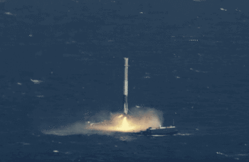 SpaceX首次成功实现海上回收火箭