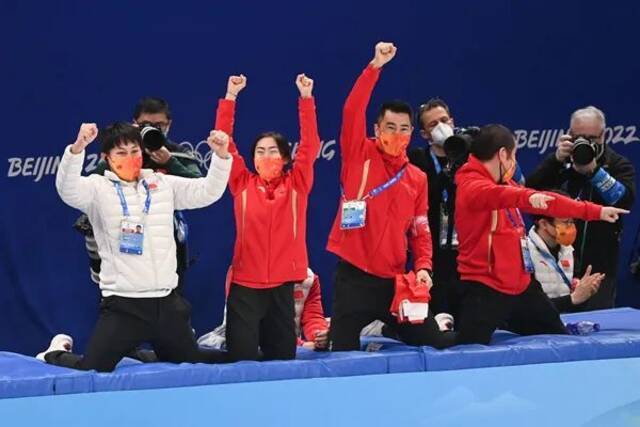 ▲作为中国短道速滑队技术教练，安贤洙（左一）为中国队庆祝。图/新华社