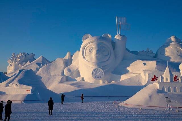1月2日，在太阳岛雪博会园区，游客在雪雕前游览。新华社记者张涛摄