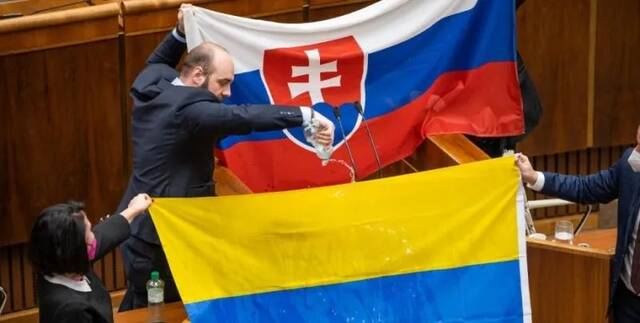 斯洛伐克议员向乌克兰国旗泼水图源：外媒