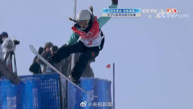 单板滑雪女子U型场地技巧决赛 蔡雪桐首跳暂列第2