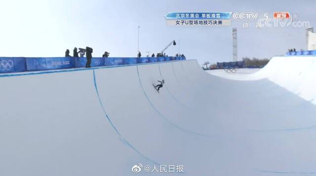 单板滑雪女子U型场地技巧：蔡雪桐第4，美国选手摘金