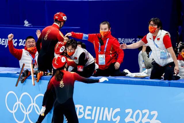 金善台与中国队选手拥抱庆祝图自视觉中国