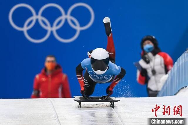 女子钢架雪车首日比赛结束 中国代表团旗手赵丹暂列第4