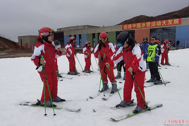 桂林天湖滑雪场吸引了大批游客前来体验高山户外冰雪运动。（文庭庭摄）​