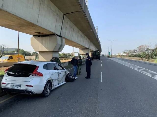 台军一装甲车11日与一辆白色轿车发生擦撞事故。图自台湾“中时新闻网”