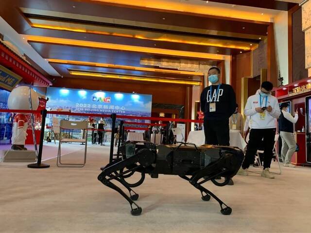 “兵器造”Panda5机械狗亮相北京冬奥之科技北京展示活动