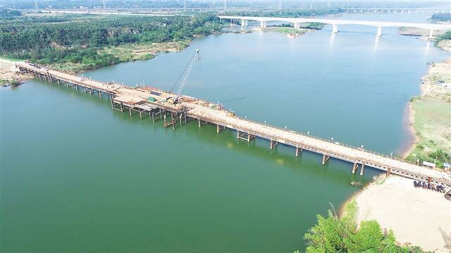 近日，航拍正在抓紧进行主桥墩施工的乐城大桥。海南日报记者 袁宇 摄