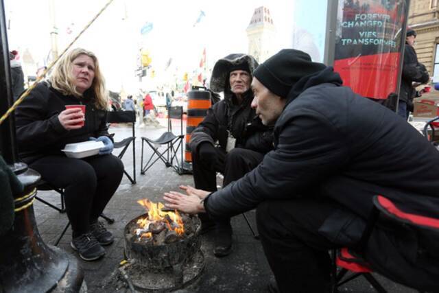 2022年2月9日，加拿大渥太华，当地抗议者烤火取暖。图
