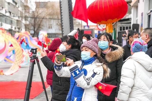 北京大兴西红门宏福园小区解封！居民收到“冰墩墩”