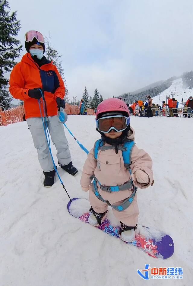 ▲许梦奇带着女儿练习滑雪