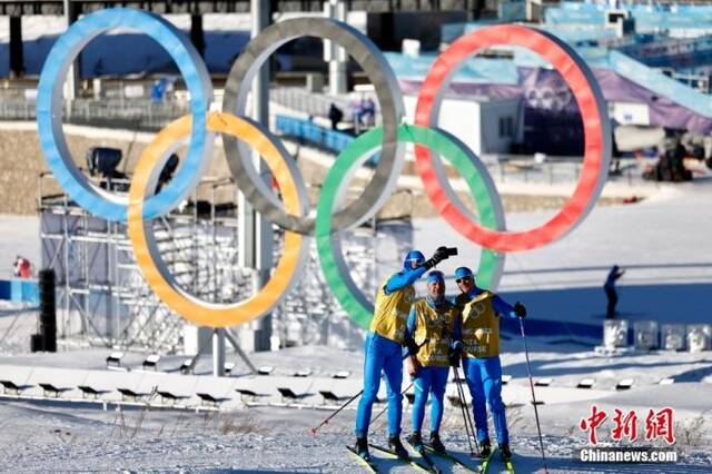 运动员在五环标志前合影。中新社记者富田摄