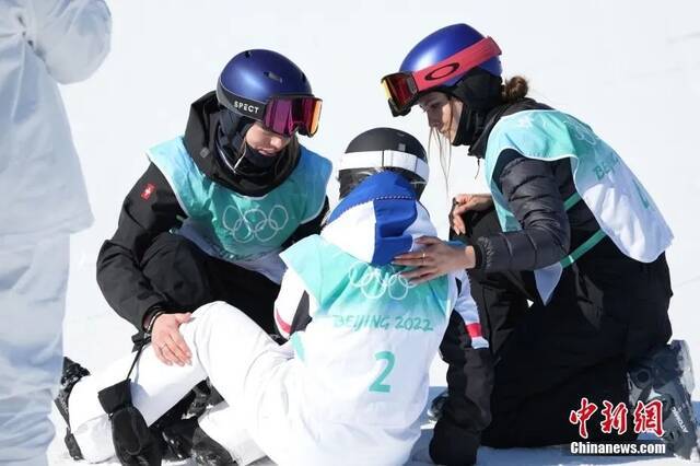 2月8日，在北京首钢滑雪大跳台举行的北京2022年冬奥会自由式滑雪女子大跳台决赛中，中国选手谷爱凌夺得冠军。图为谷爱凌（右）同其他运动员相互扶助。中新社记者毛建军摄