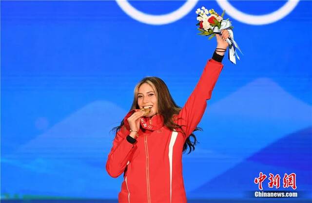 2月8日，谷爱凌获得北京冬奥会自由式滑雪女子大跳台冠军。中新社记者李骏摄