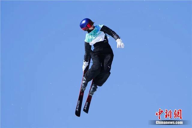 2月8日，在北京首钢滑雪大跳台举行的北京2022年冬奥会自由式滑雪女子大跳台决赛中，谷爱凌夺得冠军。中新社记者毛建军摄