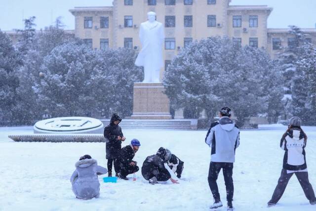 虎年的第一场雪！冰墩墩带你逛北科大校园！