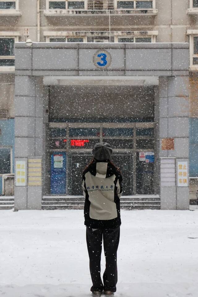 虎年的第一场雪！冰墩墩带你逛北科大校园！