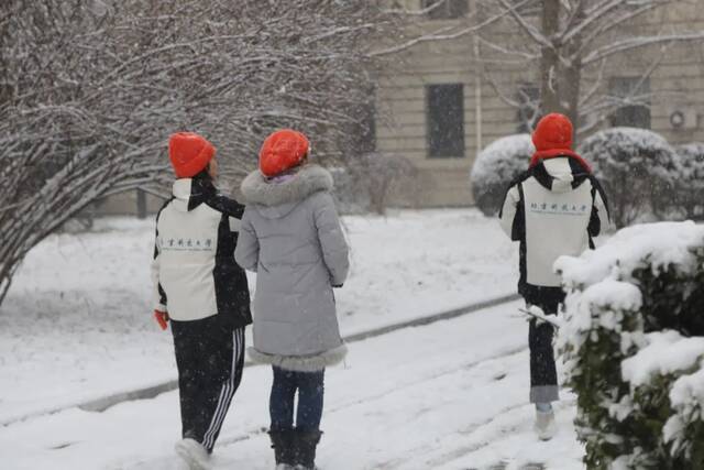 虎年的第一场雪！冰墩墩带你逛北科大校园！