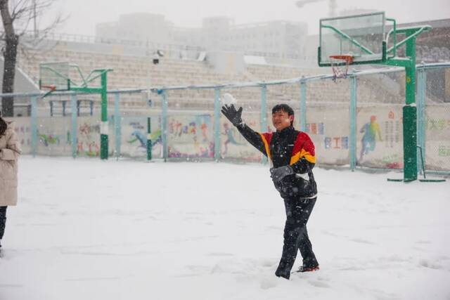 虎年的第一场雪！冰墩墩带你逛北科大校园！