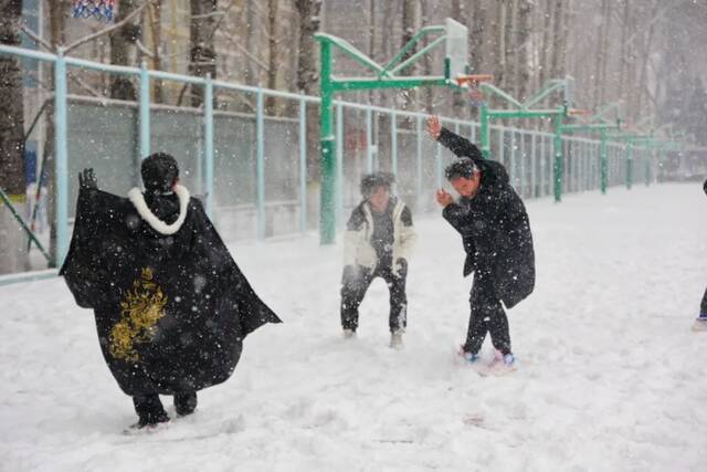 虎年的第一场雪！冰墩墩带你逛北科大校园！