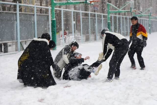 虎年的第一场雪！冰墩墩带你逛北科大校园！