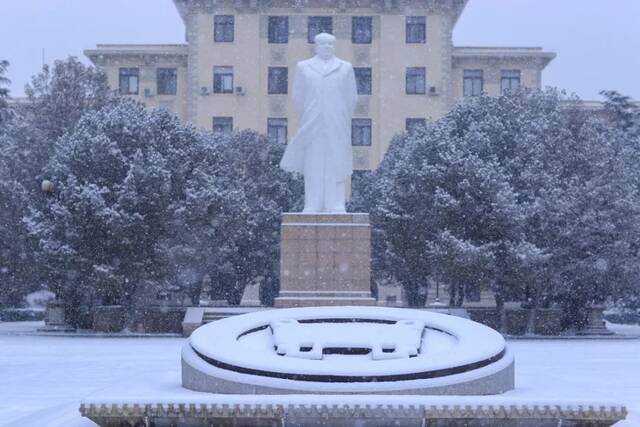 虎年的第一场雪！冰墩墩带你逛北科大校园！