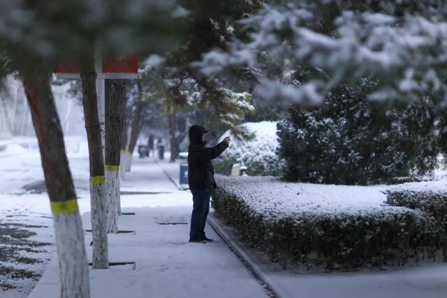 虎年的第一场雪！冰墩墩带你逛北科大校园！