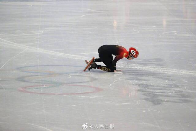 中国队短道速滑女子3000米接力摘铜 范可新赛后亲吻冰面