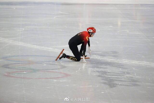 中国队短道速滑女子3000米接力摘铜 范可新赛后亲吻冰面