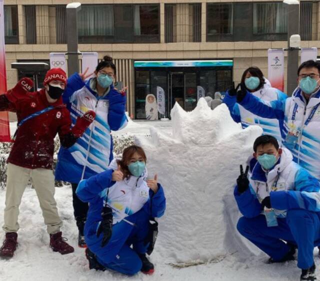 基根·梅辛与志愿者们在雪地里合影