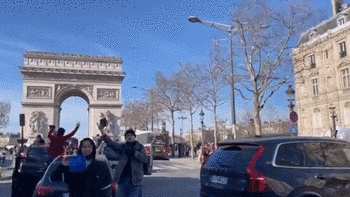 卡车司机抗议 烧到巴黎了