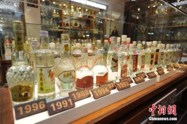 资料图：各年代的酒品。张瑶摄