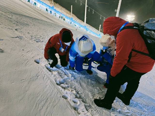 张家口赛区气象服务保障团队在测量雪温数据。（河北省气象局供图）