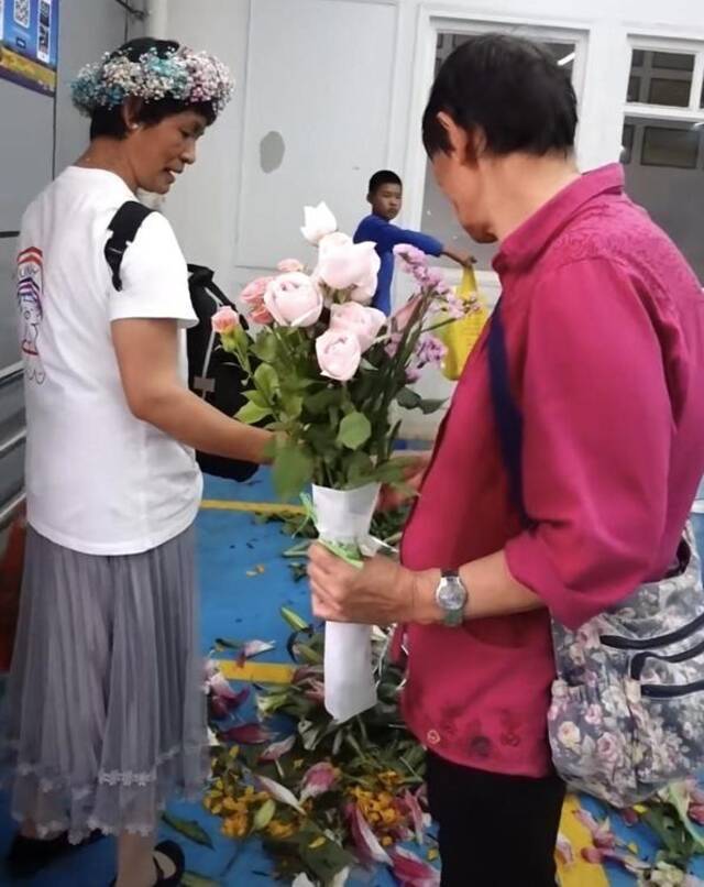 当市场回归平静后所有的成型鲜花都将被0成本“抄底”