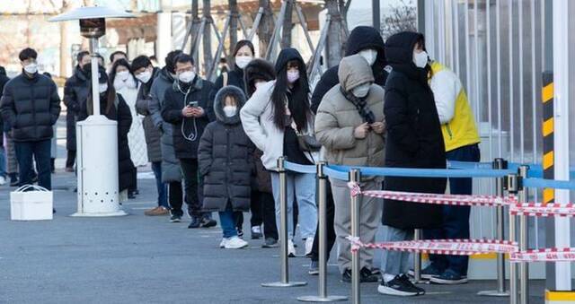 2月2日，人们在韩国首尔一处新冠检测点排队。（新华社发，徐儒锡摄）