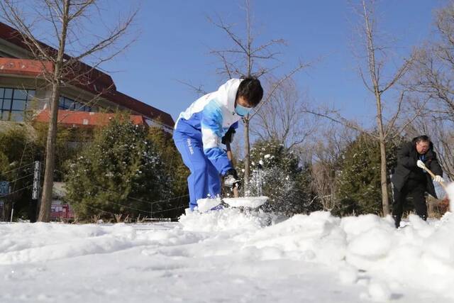 劳动最光荣！法大冬奥志愿者开展清雪工作