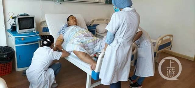 2月15日医护人员正在给李亚缘纶治疗图片来源：中柬义工队供图