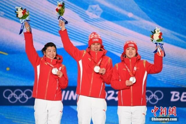2月11日，北京冬奥会自由式滑雪空中技巧混合团体奖牌颁发仪式举行。图为中国队选手贾宗洋（中）、徐梦桃（左）和齐广璞（右）在奖牌颁发仪式上。中新社记者翟羽佳摄