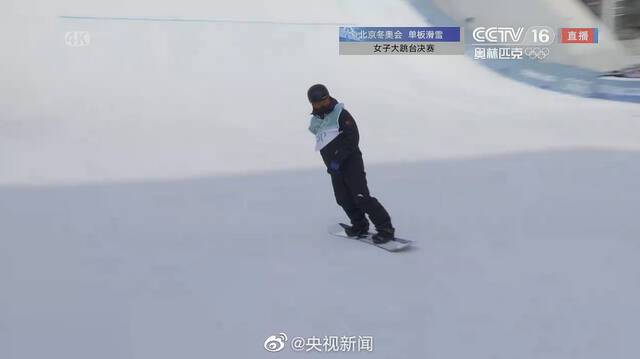 荣格出战单板滑雪女子大跳台，第一跳出现失误摔倒