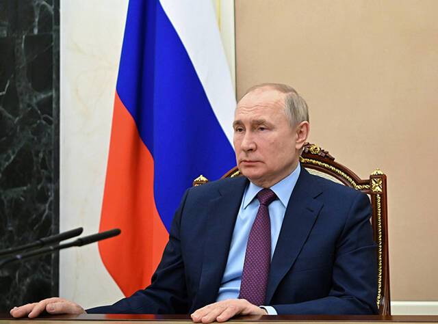当地时间2022年2月14日，俄罗斯莫斯科，俄罗斯总统普京会见俄外交部长拉夫罗夫，就安全保障问题等听取工作汇报。澎湃影像图