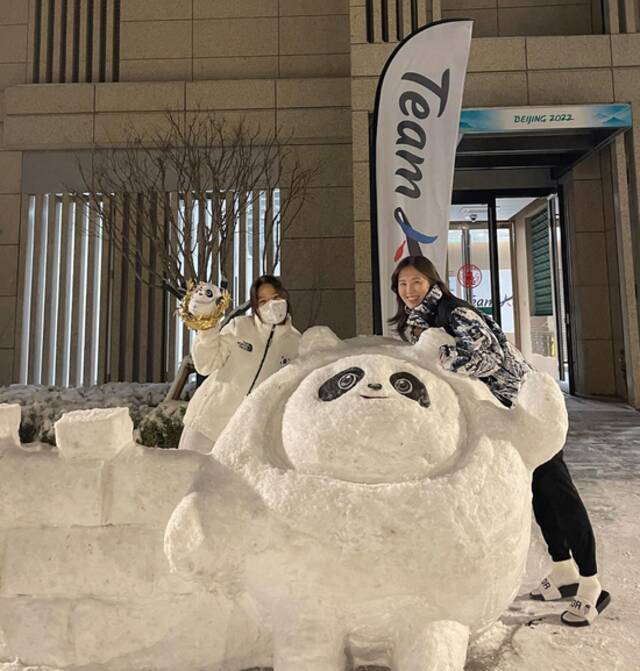 韩国运动员晒金墩墩与雪墩墩合体照