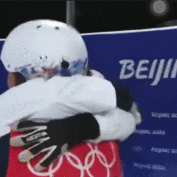 美国运动员拥抱徐梦桃称“为你骄傲” 网友感动：太美太好哭
