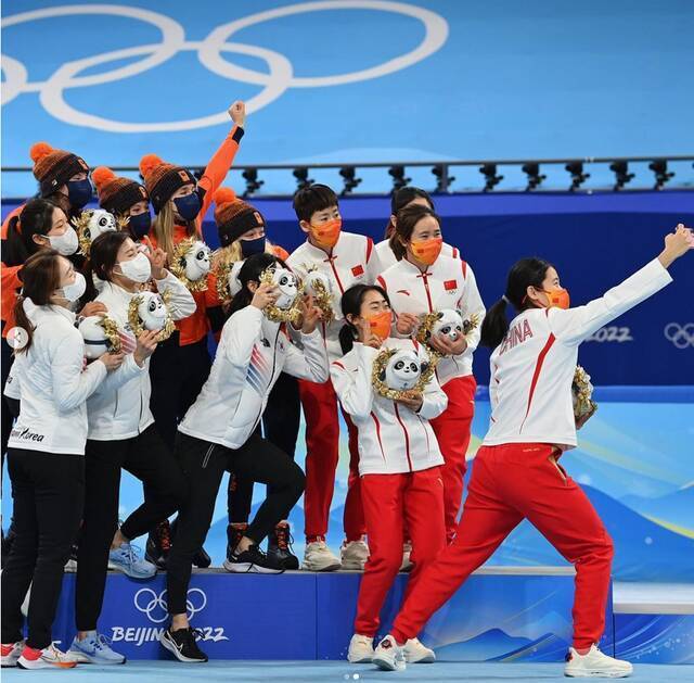 中国选手与其他获奖运动员自拍合影