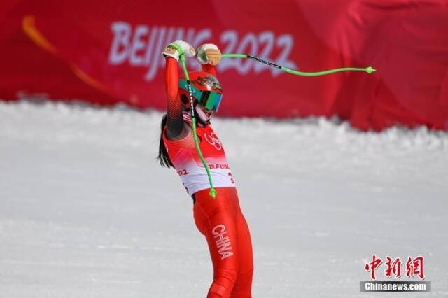 2月15日，在国家高山滑雪中心举行的北京2022年冬奥会高山滑雪女子滑降比赛中，中国选手孔凡影以1分44秒53的成绩顺利完赛，成为中国首个在冬奥会高山滑雪女子滑降比赛中完赛的运动员。图为孔凡影赛后向观众比心。中新社记者何蓬磊摄