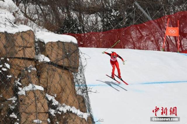 2月15日，在国家高山滑雪中心举行的北京2022年冬奥会高山滑雪女子滑降比赛中，中国选手孔凡影以1分44秒53的成绩顺利完赛，成为中国首个在冬奥会高山滑雪女子滑降比赛中完赛的运动员。图为孔凡影在比赛中。中新社记者何蓬磊摄