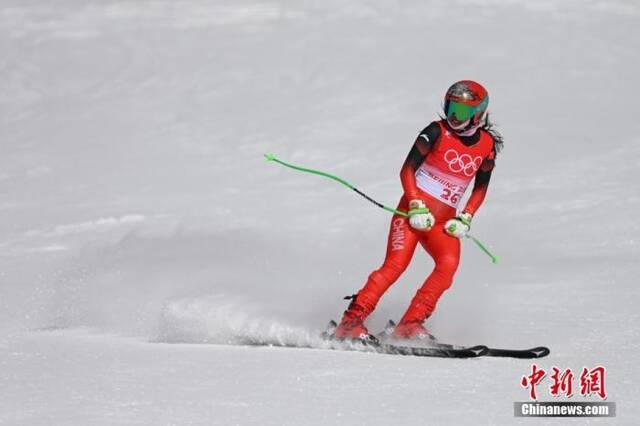 2月15日，在国家高山滑雪中心举行的北京2022年冬奥会高山滑雪女子滑降比赛中，中国选手孔凡影以1分44秒53的成绩顺利完赛，成为中国首个在冬奥会高山滑雪女子滑降比赛中完赛的运动员。图为孔凡影在比赛中。中新社记者何蓬磊摄
